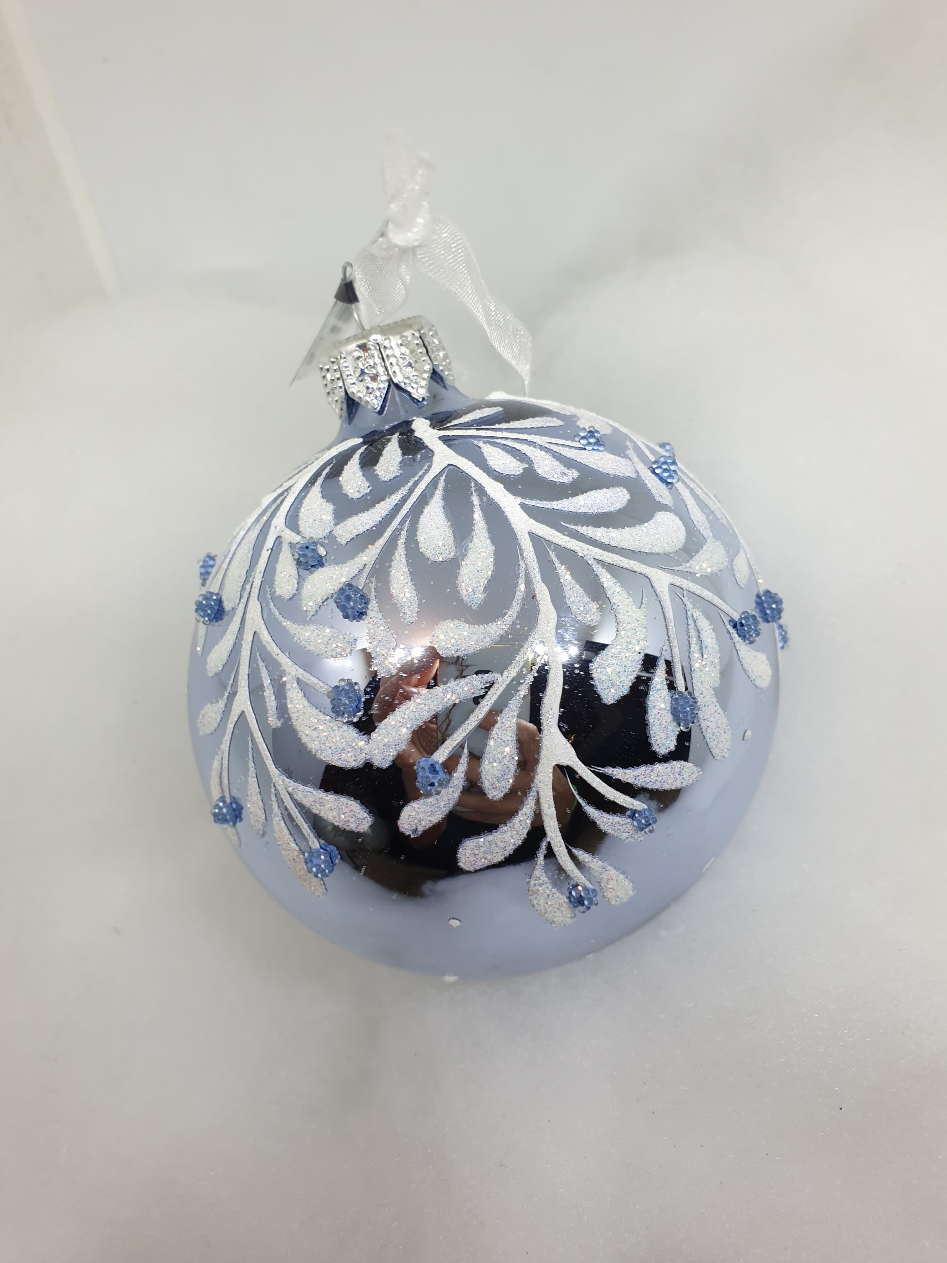 Boule de Noël à ornements floraux bleu argenté-blanc - La Maison du